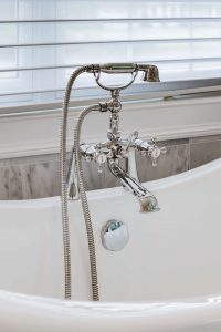 Soaking tub faucet